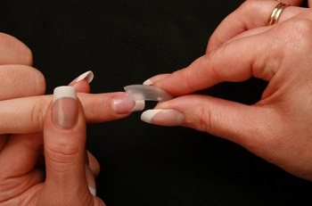 Процесс наращивания ногтей на формы