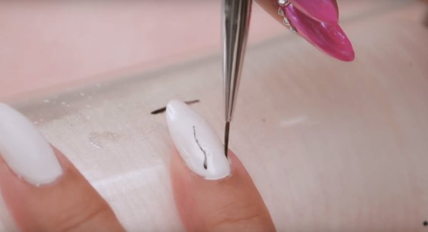 Drawing lines with gel polish
