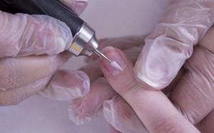 Working with a cuticle machine in a combined manicure