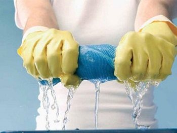 Работы по дому нужно выполнять в резиновых перчатках