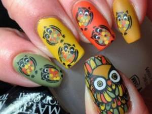 Разноцветный дизайн ногтей с совами