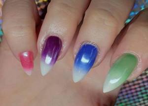Разноцветный градиент на острых ногтях