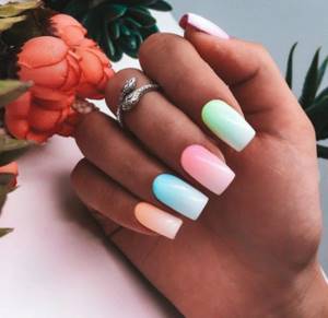 Разноцветный маникюр на красивых квадратных ногтях