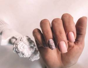 Pink-brown manicure