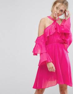 розовое платье с рюшами