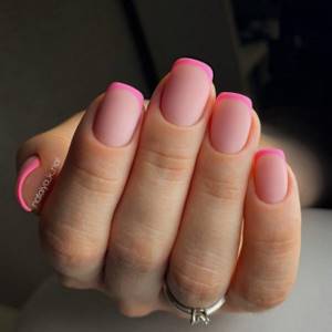 Розовый матовый френч на коротких ногтях квадратной формы.