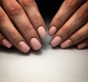 Розовый матовый маникюр очень красиво смотрится на коротких квадратных ногтях. Его можно дополнить стразами на одном или двух ногтях.