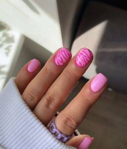 Розовый принт зебра на ногтях