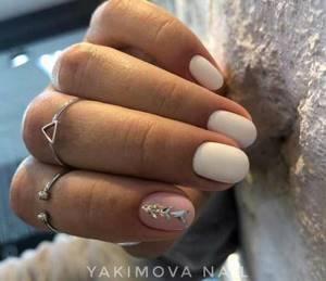 Silver minimalism in manicure