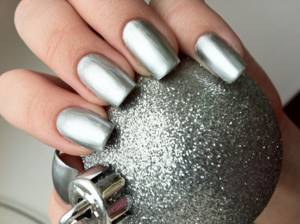 Серебрянный гель-лак на длинные ногти