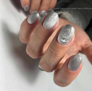 Silver nails manicure
