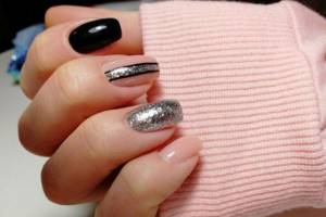 Silver manicure with glitter