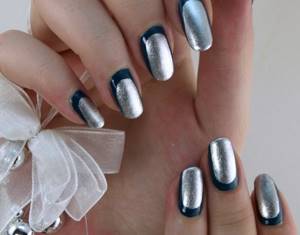 Silver manicure with dark blue outline