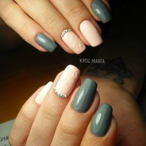 Gray-beige manicure