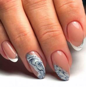 Gray manicure with streaks