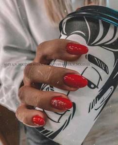Chic red manicure