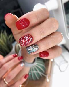 Chic New Year&#39;s red manicure