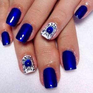Chic blue mirror manicure
