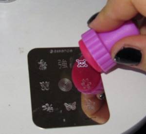 Штампы на ногтях: как ими правильно пользоваться
