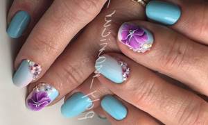 синие ногти с фиолетовыми цветами