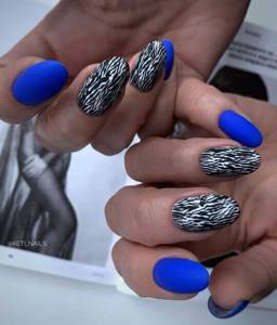 &#39;Blue manicure with print 