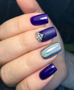 Blue manicure with prism rubbing