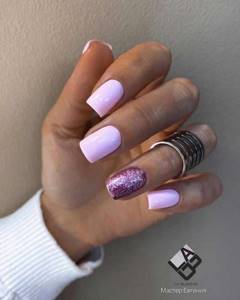 Lilac manicure with glitter