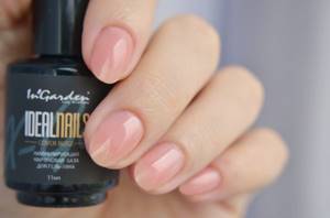 Is top coat or base applied to the nails first?