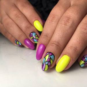 Combination of colors on a multi-colored manicure