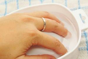 Salt bath for nail whitening