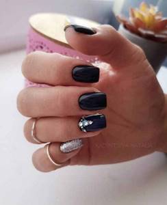 Rhinestones and sparkles on black nails
