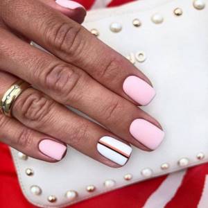 A light manicure looks great on short, square-shaped nails.