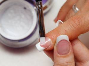 Cracks in gel polish can be repaired at home