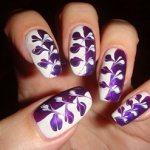 Patterns on nails with a needle