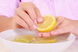 Ванночка с лимонным соком для отбеливания ногтвых пластин.