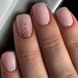 Выигрышно смотрятся розовые оттенки на коротких ногтях квадратной формы.