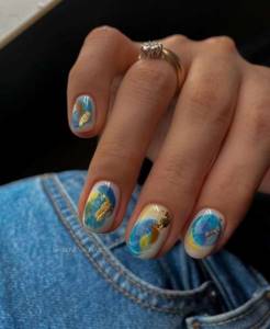 Bright strokes on the nails