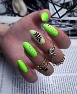 Bright nail design 2022: trendy new manicures