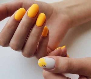 Яркий желтый дизайн ногтей