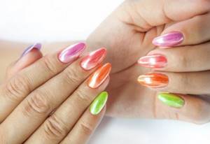 Mirror manicure in bright colors