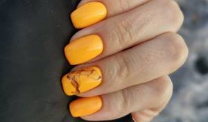 Желтые мраморные ногти