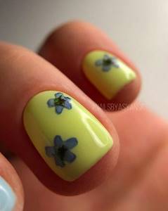 yellow nails with flowers
