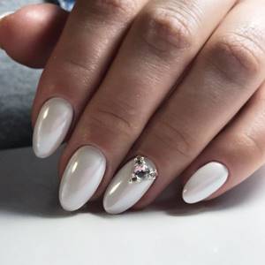 pearl nails with rhinestones