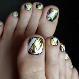 Golden pedicure: TOP 7 royal ideas and combinations