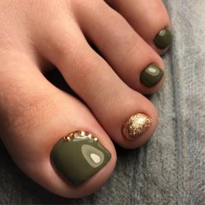 Golden pedicure: TOP 7 royal ideas and combinations