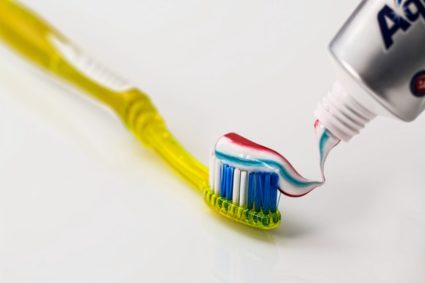 Зубная паста - один из ответов на вопрос, чем можно заменить жидкость для снятия лака